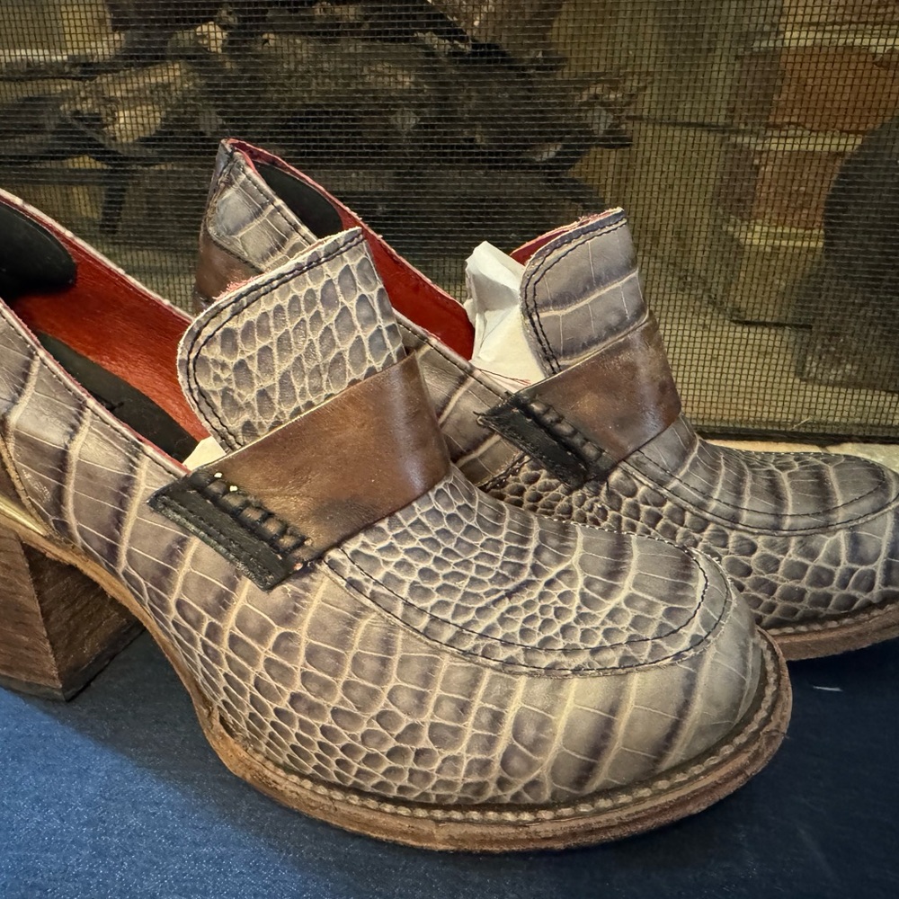 Gorgeous Freebird Bellevue Stone Crocodile Patterned Shoes EUC